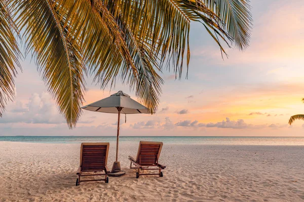 Mooi Tropisch Strand Met Parasol Strandstoelen — Stockfoto