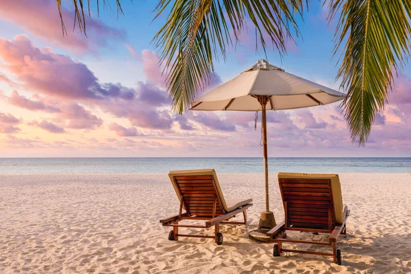 Tropik Plaj Deniz Geçmişe Sahip Şemsiye Sandalyeler Tatil Seyahat Kavramı — Stok fotoğraf