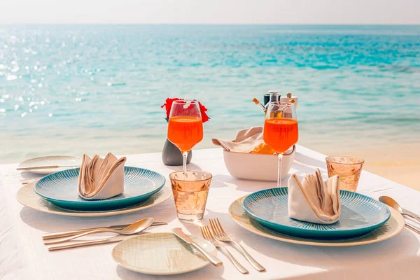 海の近くのテーブルの上の飲み物や空のプレート — ストック写真