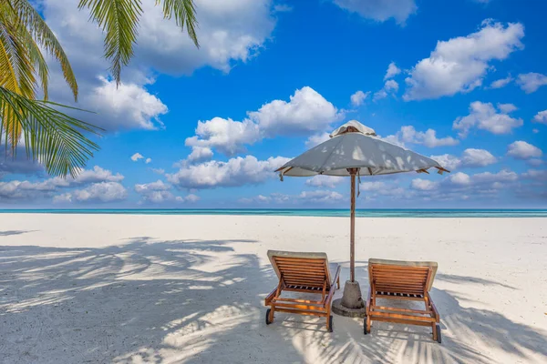 Liegestühle Und Sonnenschirm Auf Den Malediven — Stockfoto