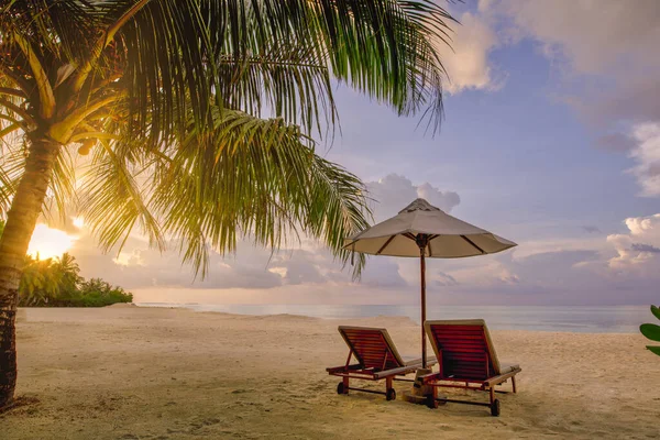 Шезлонги Зонтиком Пляже — стоковое фото