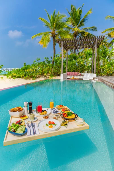 Güzel Tropikal Yiyecekler Havuzda Kahvaltı - Stok İmaj