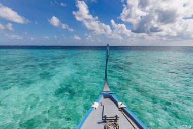 Güzel Maldivler cenneti. İnanılmaz deniz kıyısı gökyüzü plajı, tropik ada doğası. Egzotik bir yer, en iyi yaz tatili.