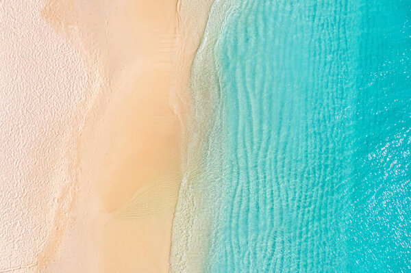 Летний морской пейзаж красивые волны, голубая морская вода в солнечный день. Вид сверху. Морской вид дронов, удивительная природа спокойная. Красивое яркое море спокойные волны всплеск. Средиземноморский пляж
