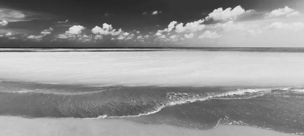戏剧化的海景 单色海景 白云深湾 黑白相间的海岸线 抽象的天空 奇异的地中海热带海景 梦想的动力和激励地球自然 — 图库照片