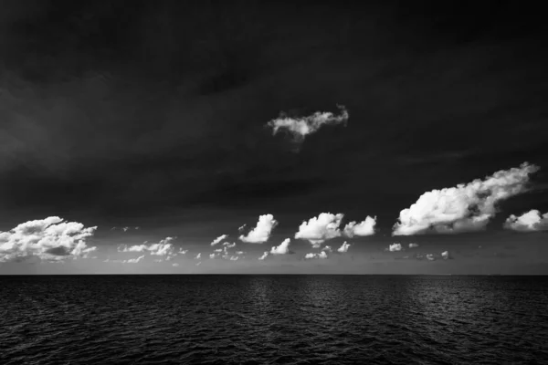 Драматичний Вид Море Монохромний Морський Пейзаж Білі Хмари Темної Глибокої — стокове фото