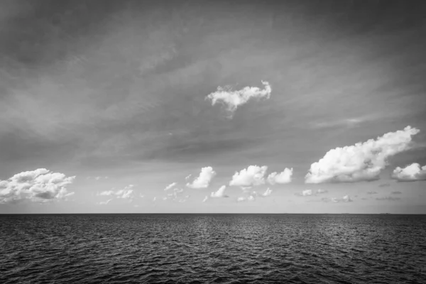 Dramática Vista Mar Paisaje Marino Monocromo Nubes Blancas Oscura Bahía —  Fotos de Stock