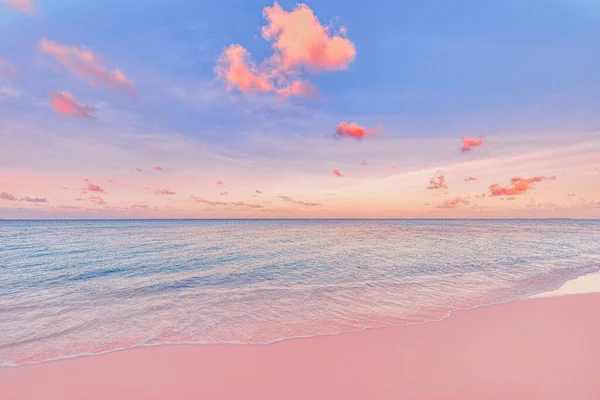 海滩落日美丽的全景 五彩斑斓的金色落日云彩 将平静的大海包裹起来 波浪轻柔地在沙滩上飞溅 迷人的日出景观 夏日的自然 平静的海岸 — 图库照片