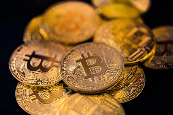 ゴールデンビットコイン 暗号通貨の概念的なイメージ 仮想通貨ビットコイン 未来のコイン 抽象的なビジネス仮想通貨市場の資金の背景 ビットコインBtc暗号通貨コイン ストックマーケット — ストック写真