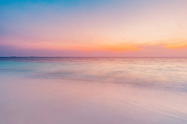 Tropikal deniz manzaralı ufka ilham ver. Turuncu, altın rengi gün batımı gökyüzü sakin, dinlendirici güneş ışığı yaz havası.. 