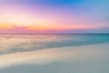 Tropikal deniz manzaralı ufka ilham ver. Turuncu, altın rengi gün batımı gökyüzü sakin, dinlendirici güneş ışığı yaz havası.. 