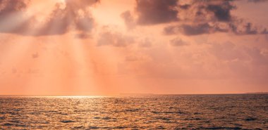 Tropikal deniz manzaralı ufka ilham ver. Turuncu, altın rengi gün batımı gökyüzü sakin, dinlendirici güneş ışığı yaz havası.. 
