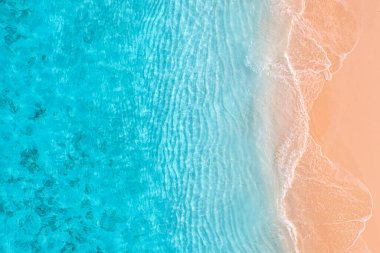 Sahildeki deniz dalgalarının göz kamaştırıcı manzarası. Sakin kristal berrak su. Çarpıcı yaz manzarası, güneşli tropikal ada kıyısı. 