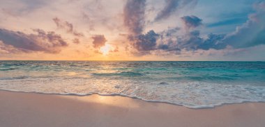 Tropikal deniz manzaralı ufka ilham ver. Turuncu, altın rengi gün batımı gökyüzü sakin, dinlendirici güneş ışığı yaz havası.. 