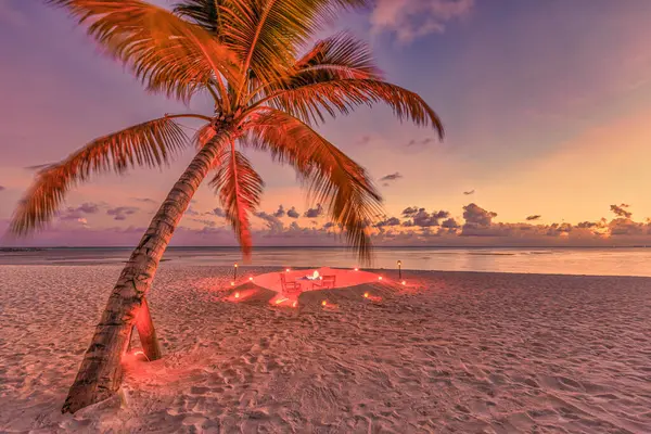 Incredibile Cena Romantica Sulla Spiaggia Sulla Sabbia Con Candele Sotto — Foto Stock