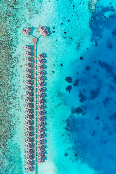Malerische Luftaufnahme Der Luxuriösen Tropischen Insel Resort Wasser Villen lizenzfreie Stockfotos