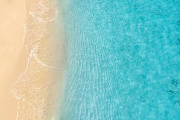 ビーチの空中ビューの海岸の波の素晴らしいトップビュー クリスタル透明な水 素晴らしい夏の風景 晴れた熱帯の島の海岸 ロイヤリティフリーのストック写真