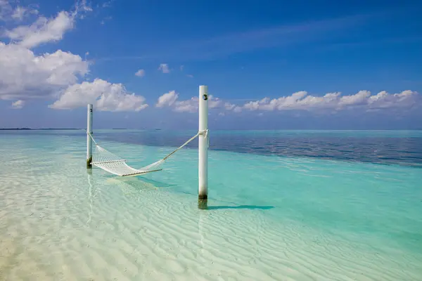 Tropischer Strandhintergrund Als Sommer Relax Landschaft Mit Strandschaukel Oder Hängematte Stockbild
