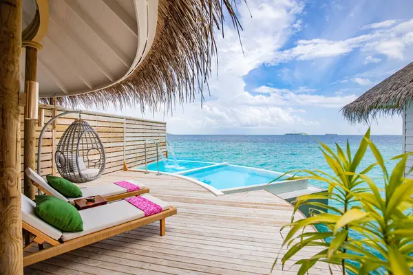 Fantastische Villa Über Wasser Terrassenblick Mit Liegestühlen Unter Sonnenschirm Luxuriöses Stockbild