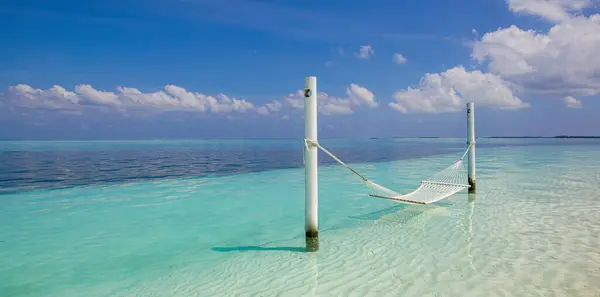 Tropischer Strandhintergrund Als Sommer Relax Landschaft Mit Strandschaukel Oder Hängematte lizenzfreie Stockbilder