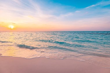 Güzel sakin doğa manzarası. Sakin bir tropikal deniz dalgası ufkuna ilham ver. Renkli panoramik günbatımı ışığı rahatlatıcı yaz şablonu. Tatil turizmi