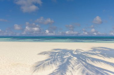 Yaz deniz manzaralı güzel bir yakın çekim. Güneşli bir günde mavi deniz suyu. 