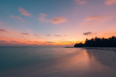 Güzel sakin doğa manzarası. Sakin bir tropikal deniz dalgası ufkuna ilham ver. Renkli panoramik günbatımı ışığı rahatlatıcı yaz şablonu. Tatil turizmi