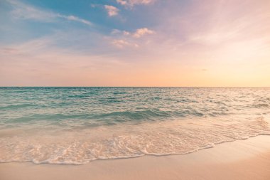 Güzel sakin doğa manzarası. Sakin bir tropikal deniz dalgası ufkuna ilham ver. Renkli panoramik günbatımı ışığı rahatlatıcı yaz şablonu. Tatil turizmi