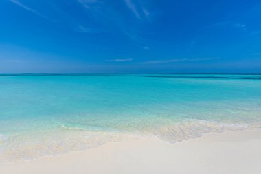 Yaz deniz manzaralı güzel bir yakın çekim. Güneşli bir günde mavi deniz suyu. 
