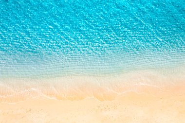 Yaz deniz manzaralı güzel bir yakın çekim. Güneşli bir günde mavi deniz suyu. 