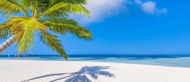 Yaz deniz manzaralı güzel bir yakın çekim. Güneşli bir günde mavi deniz suyu. 