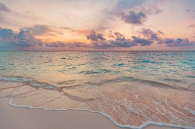 Güzel sakin doğa manzarası. Sakin bir tropikal deniz dalgası ufkuna ilham ver. Renkli panoramik günbatımı ışığı rahatlatıcı yaz şablonu. Tatil turizmi