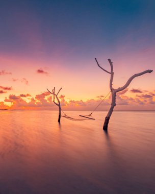 Güzel sakin doğa manzarası. Sakin bir tropikal deniz dalgası ufkuna ilham ver. Renkli panoramik günbatımı ışığı rahatlatıcı yaz şablonu. Tatil turizmi