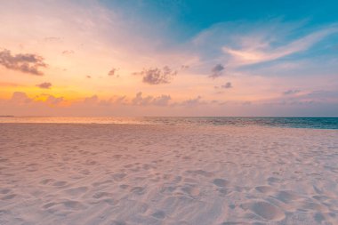 Güzel sakin doğa manzarası. Sakin bir tropikal deniz dalgası ufkuna ilham ver. Renkli panoramik günbatımı ışığı rahatlatıcı yaz şablonu. Tatil turizmi