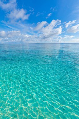 Yaz deniz manzaralı güzel bir yakın çekim. Güneşli bir günde mavi deniz suyu. 