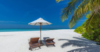 Tropik gevşeme plaj güneşli yaz adası manzarası. Romantik sahillerde aşk sandalyesi.