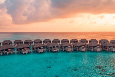Maldivler adasının mükemmel manzarası, lüks su villaları.