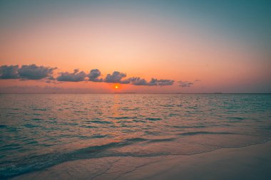 Gün batımında mükemmel ada sahili. Yaz cennetinin tropik seyahat manzarası. 