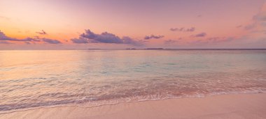 Gün batımında mükemmel ada sahili. Yaz cennetinin tropik seyahat manzarası. 