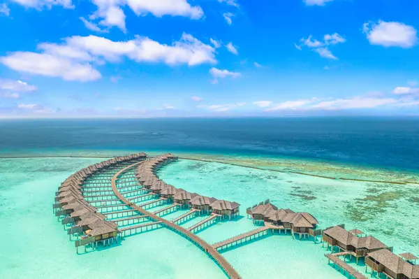 Maldivler adasının mükemmel manzarası, lüks su villaları.