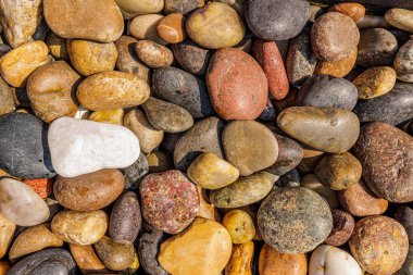 Plaj dokusunda çakıl taşı taşları