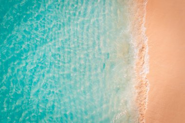 Güzel mavi deniz suyu ve kumlu plajın manzarası. 