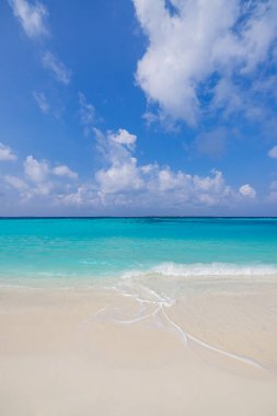 Yakın kumlu sahil, güneşli mavi deniz göğü. Panoramik plaj manzarası. Boş tropikal deniz kıyısı ve deniz manzaralı fotokopi alanı. Beyaz yumuşak kum dokusu, sakinlik, huzur veren güneş ışığı, yaz rüyası havası.