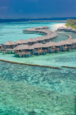 Güzel güneşli turizm merkezi tropikal plaj, Maldivler. Huzurlu cennet adasına giden Jetty yolu. Lüks su villaları mavi deniz, mükemmel yaz tatili manzarası ya da sahil kıyısı.
