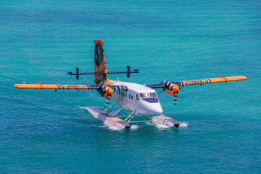 Erkek havaalanında yeni bir rıhtım. Trans Maldivian Havayolları İkiz Su Samuru deniz uçakları. Sakin okyanus gölünde egzotik deniz uçakları. Lüks seyahat