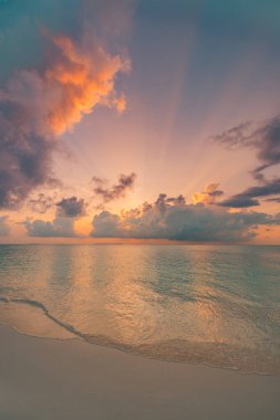 Kumlu sahili olan güzel deniz manzarası