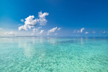 Kristal deniz suyu ve bulutlu mavi gökyüzü ile güzel tropikal plaj