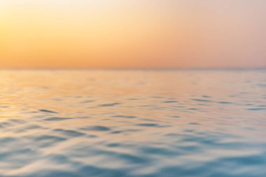 soyut bulanık gün batımı denizde, su yüzeyinin yakın görüntüsü