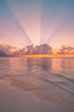 Kumlu sahili olan güzel deniz manzarası