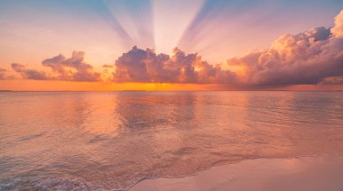 Kumlu sahili olan güzel deniz manzarası